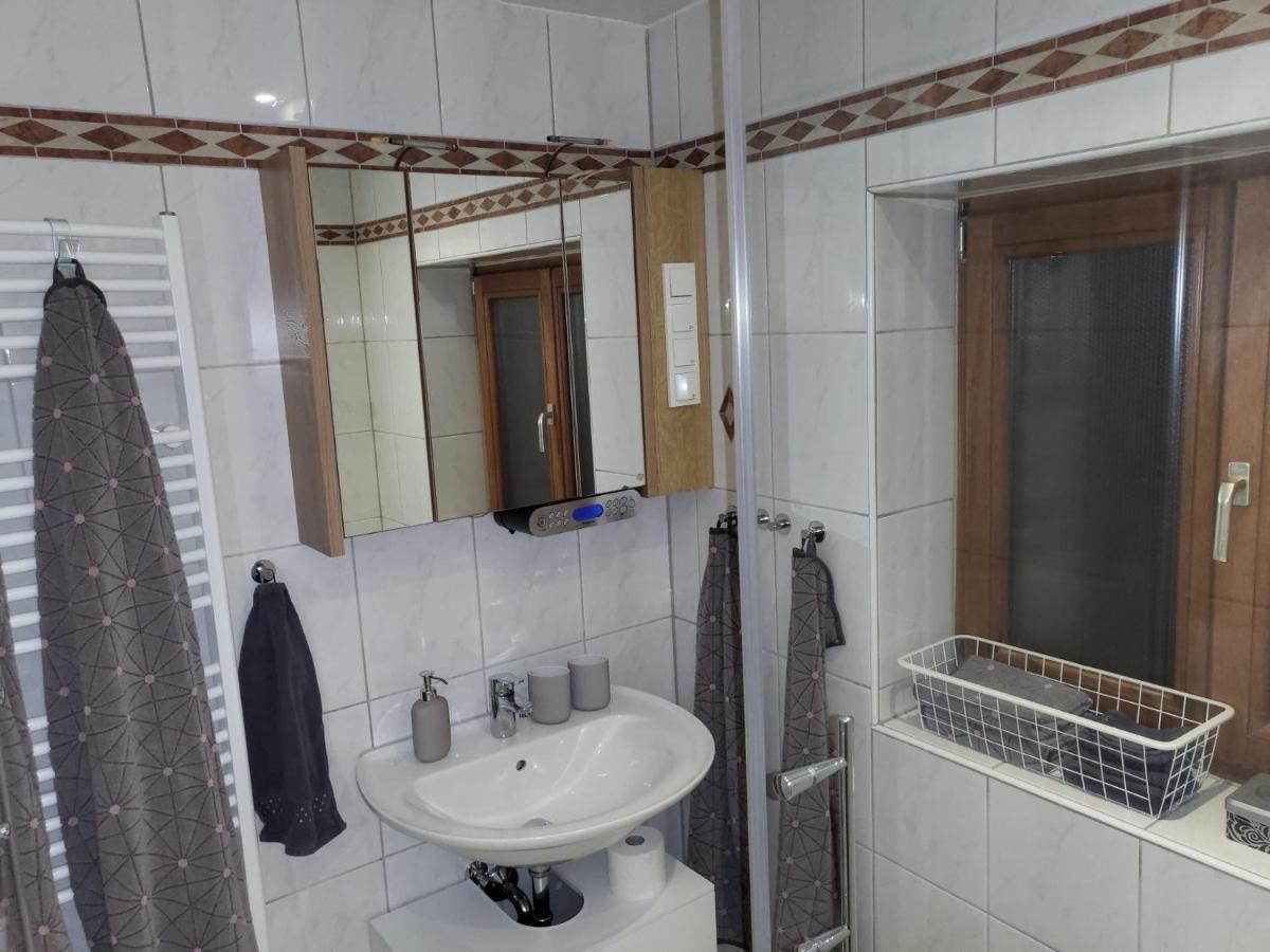 Tritt Ein Bring Glueck Herein - Exquisite 75 Qm - Messenaehe - Parkplatz - Flughafennaehe Дюссельдорф Экстерьер фото